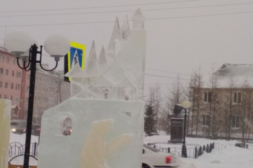 Строительство ледового городка в Салехарде.
