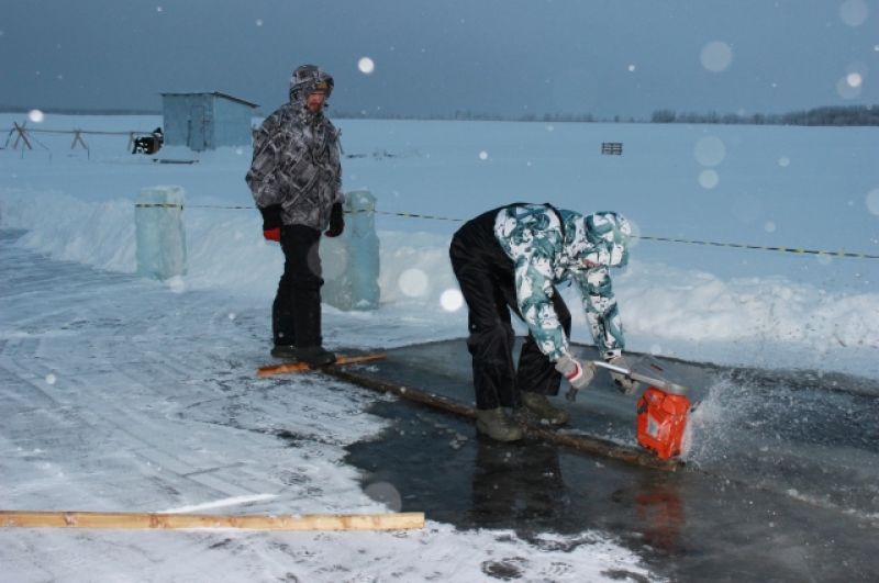 Нарезка ледовых кирпичей для строительства ледового городка в селе Мужи.