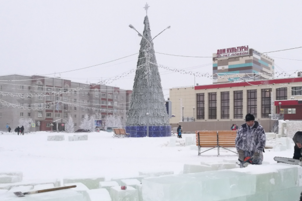 Главная новогодняя елка уже красуется на площади Нака в Лабытнанги.