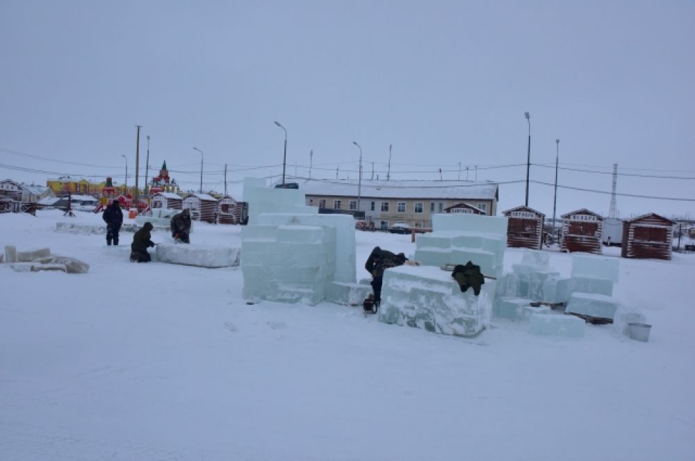 Темой ледового городка в Тазовском стали хрюшки.