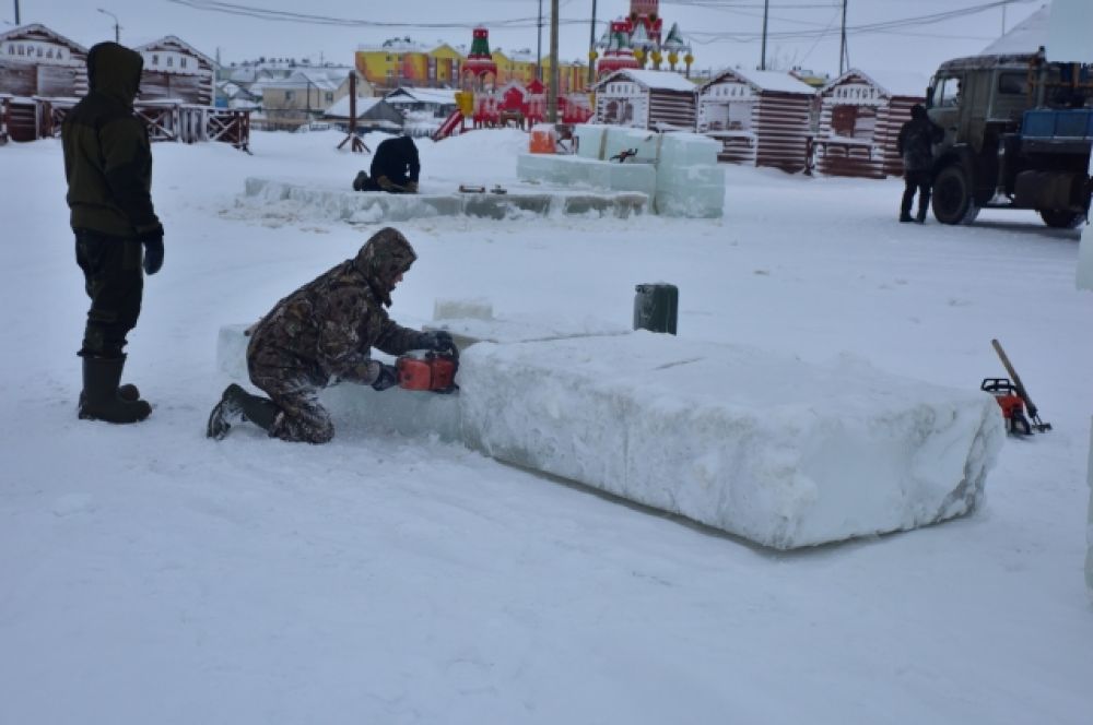 Строительство ледового городка в Тазовском.