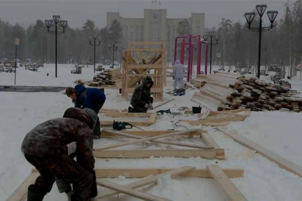 Строительство ледового городка в Ноябрьске.