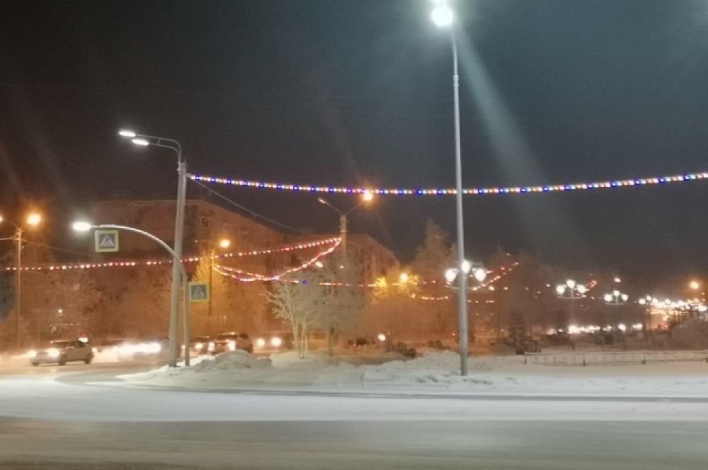 В Ноябрьске запустили новогоднюю иллюминацию.
