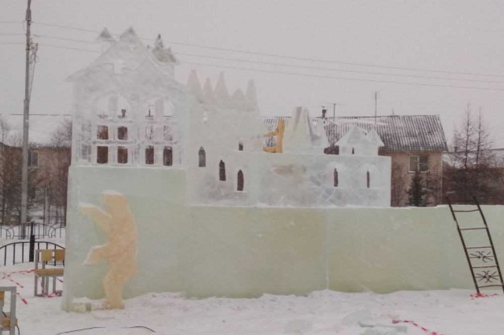 Строительство ледового городка в Салехарде.