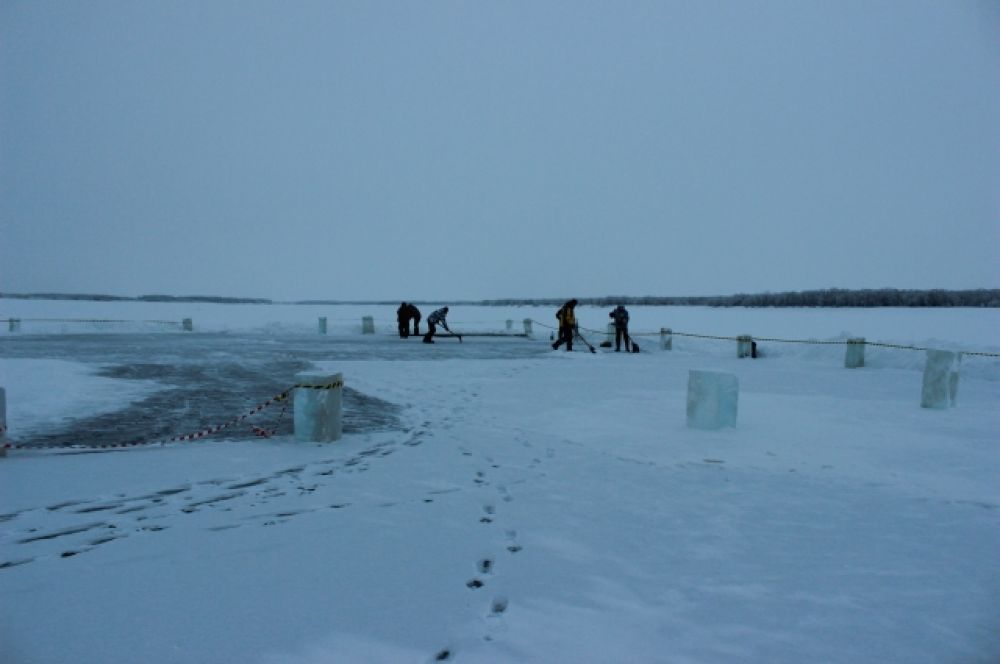 Нарезка ледовых кирпичей для строительства ледового городка в селе Мужи.