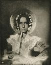 Первый в истории женский фотопортрет, снятый Джоном Дрейпером в 1840 году. На нем изображена его сестра Дороти.