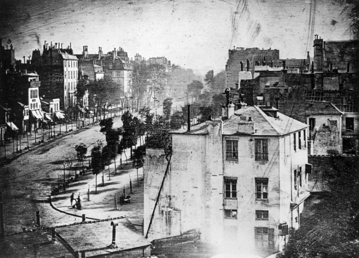 Самое раннее дагеротипное изображение человека, сделанное Дагером. Вид на бульвар дю Тампль в Париже весной 1838 года. В левом нижнем углу видны чистильщик обуви и его клиент. Все движущиеся фигуры и экипажи из-за длинной выдержки не отобразились на снимке.