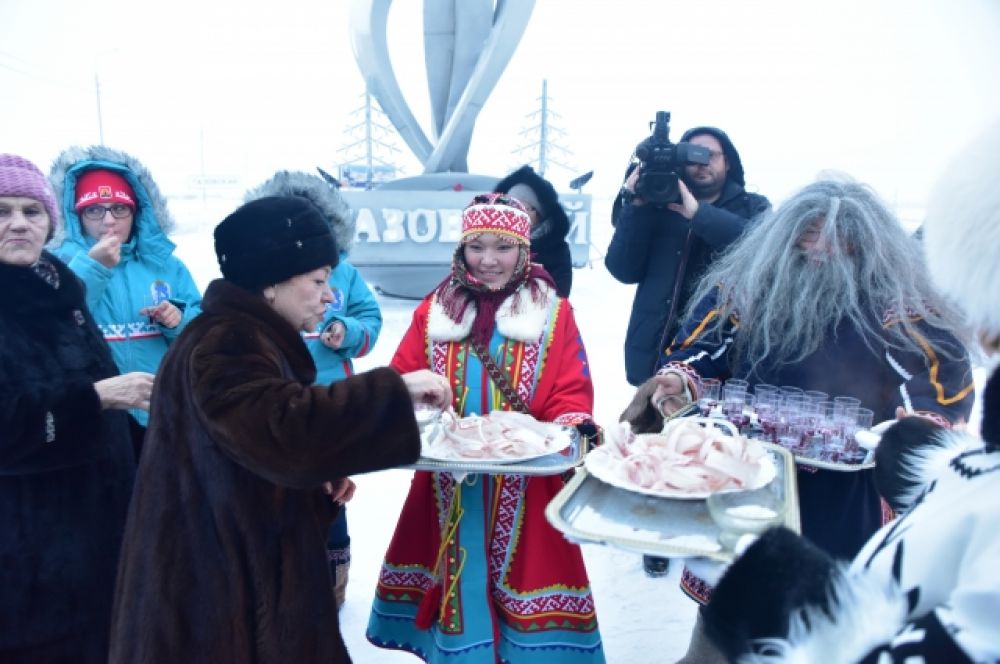 Экскурсия гостей по достопримечательностям районного центра.