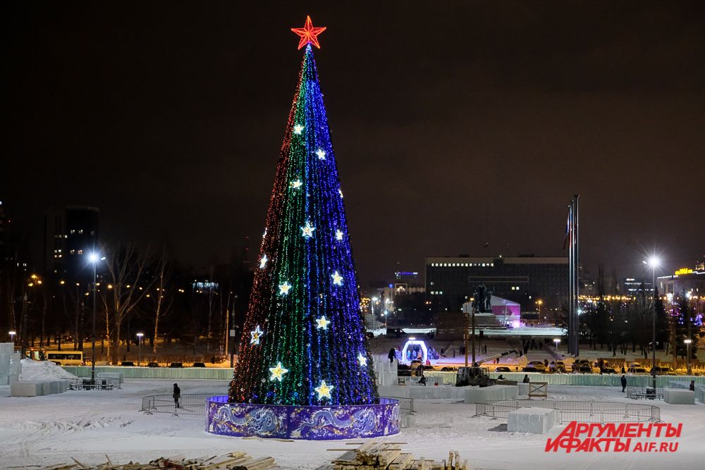 Главная городская ёлка города в этом году установлена возле Театра-Театра.