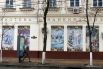 Окна городской библиотеки имени Некрасова украсили праздничными баннерами.