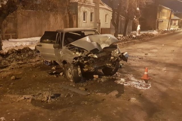 В Оренбурге «ВАЗ» врезался в дерево после столкновения с Renault