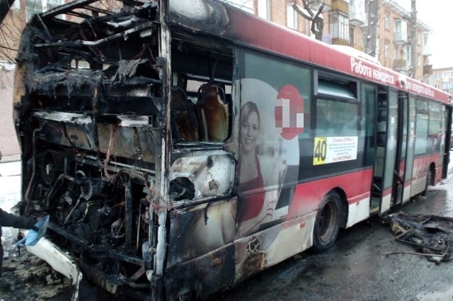 Автобус загорелся во время обеденного перерыва.