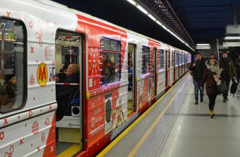 Может, в киевском метрополитене также появится такие сказочные вагончики, где будут угощать вкусными конфетками.