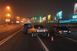 По словам водителя Chevrolet, он и Audi стояли на перекрестке, когда в них врезалась Dacia.