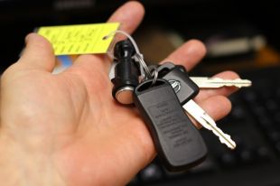 Авто для инвалидов имеют специальное ручное управление.