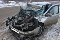 В результате ДТП водитель легкового автомобиля и его 18-летняя пассажирка получили травмы.