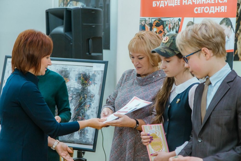 Конкурсантов награждают памятными призами.