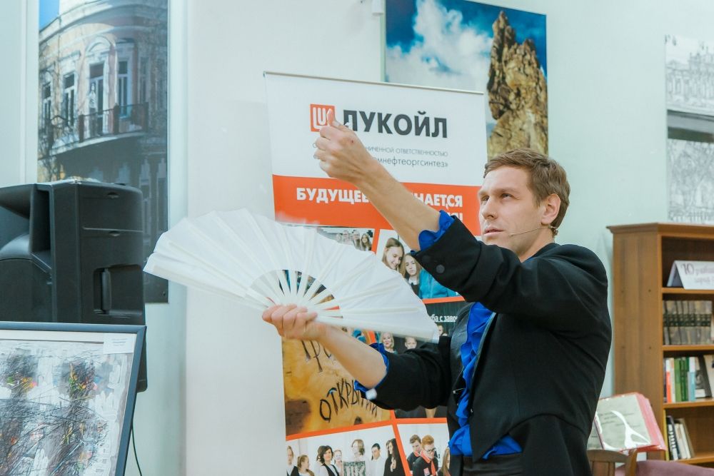 Перед ребятами выступил иллюзионист.