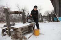 После школы четвероклассник Алексей должен натаскать воды в дом. 