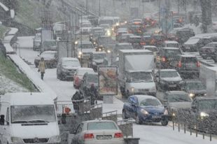 В связи с сильными снегопадами в Украине Национальная полиция предупреждает водителей об осложнениях на дорогах семи областей.