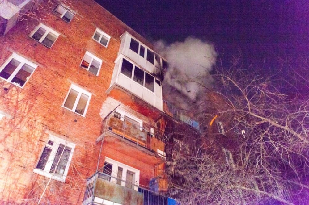 В пожаротушении участвовало 52 сотрудника МЧС