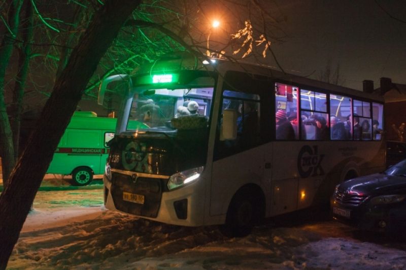 Автобус для обогрева жильцов предоставлен администрацией города Омска