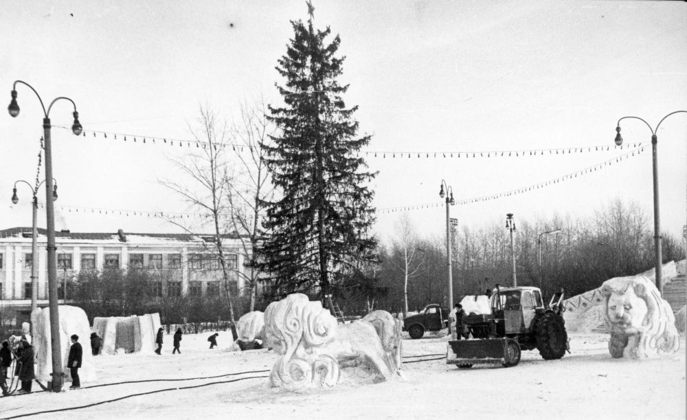 Новогодняя ёлка и ледяной городок у ДК им. Ленина, 1980 г.