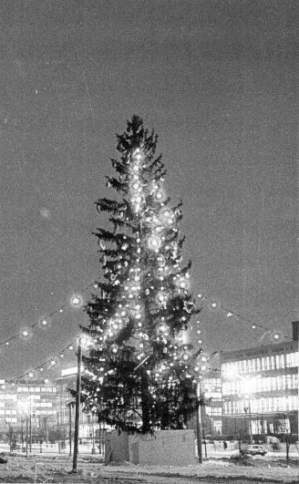 Новогодняя ёлка у нового здания драмтеатра, 1982 г.