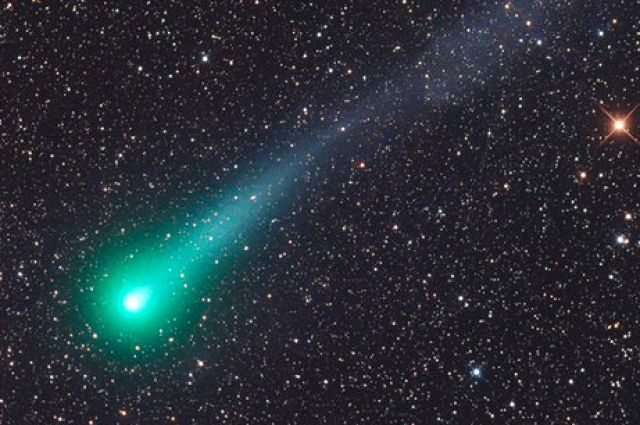 Комета выглядит как изумрудный шар с ярким ядром в центре.
