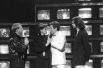 Ведущий советско-шведской телепередачи «Лестница Якоба в Москве» Якоб Далин (крайний слева), ведущий программы «Утренняя почта» Юрий Николаев (второй справа) и участники шведского дуэта «Джемени» Карин и Андерс Гленмарк. 1987 год.