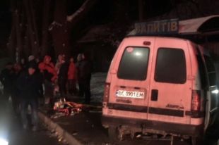 Под Львовом микроавтобус врезался в грузовик: есть погибший и пострадавшие