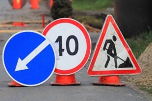 В Киеве на Владимирском спуске частично перекрыли движение из-за строительства моста.