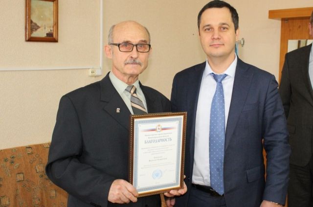 Василий Найденко (справа) получил благодарность министерства здравоохранения Нижегородской области за ремонт больничных палат.