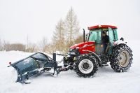 В Тюменской области трактор едва не задавил своего водителя