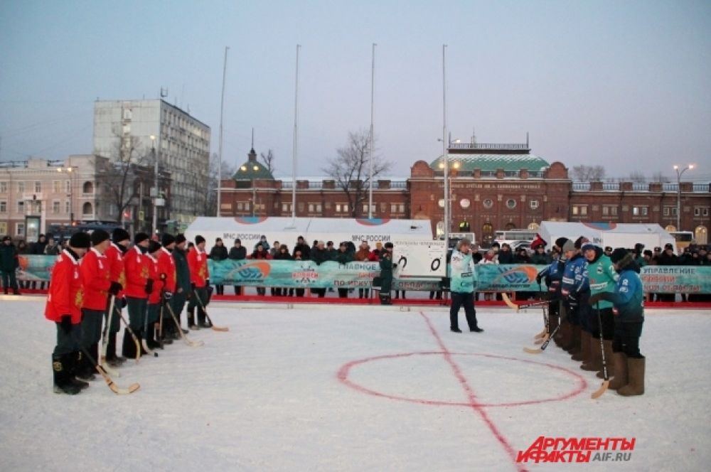 Решающий матч между сборной командой МЧС России и хоккеистами «Байкал-Энергии» прошел на снегу у площади ДС «Труд».