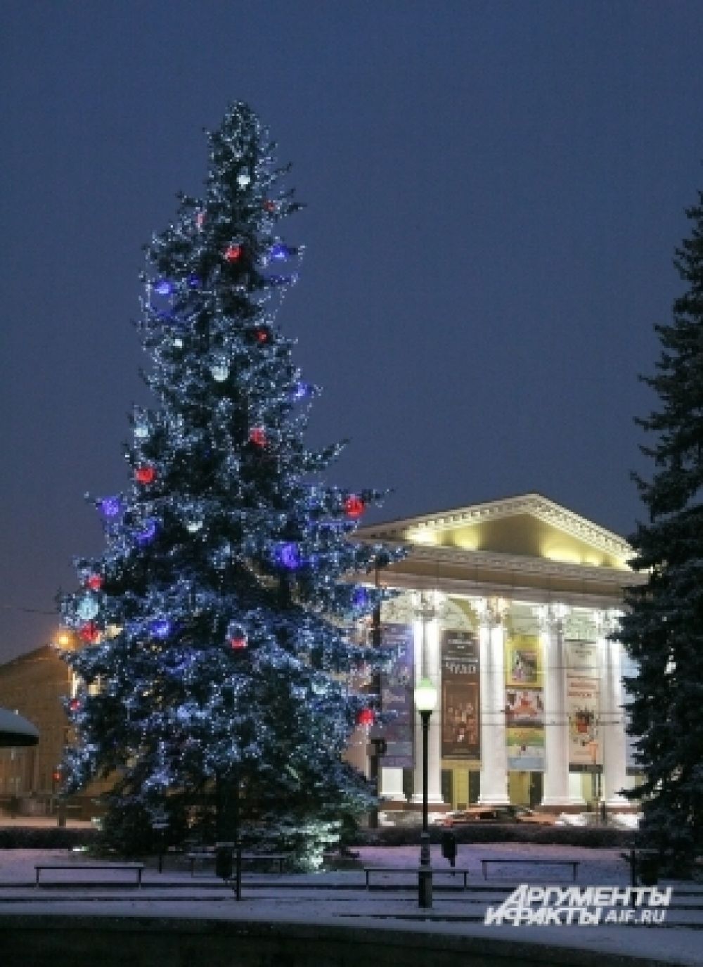 Традиционно украсили елки возле Драмтеатра.