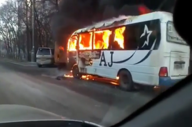 В городе сгорел автобус. 