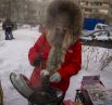 Чтобы никто не замерз на морозе, организаторы праздника раздавали горячий чай.