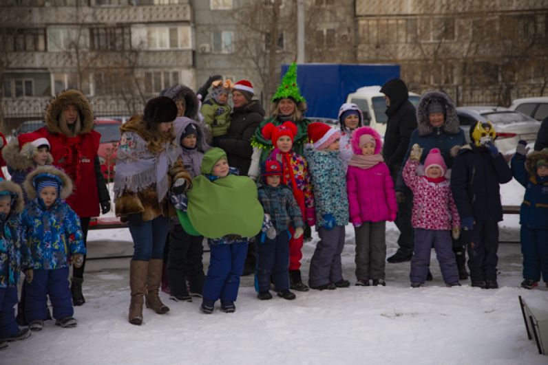 С самого утра на площадке по улице Пархоменко собрались жители и гости, чтобы отметить праздник.