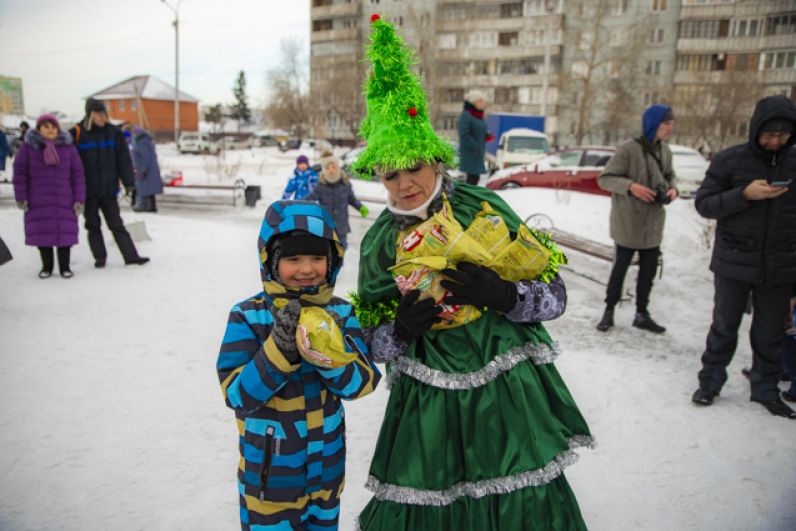 Каждый ребенок был рад сюрпризу от зимнего волшебника.