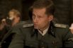 «Бесславные ублюдки» (2009). Швайгеру досталась роль сержанта Хуго Штиглица, убившего нескольких офицеров гестапо, ожидающего трибунала и освобожденного «Ублюдками».