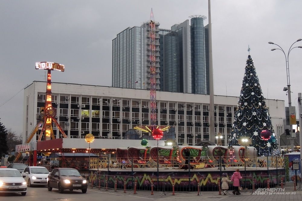 Рождественская ярмарка на фоне здания администрации Краснодара.
