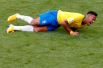 Бразильский футболист Неймар лежит на поле после получения травмы в матче чемпионата мира по футболу против Мексики на стадионе в Самаре, 2 июля 2018 года. 