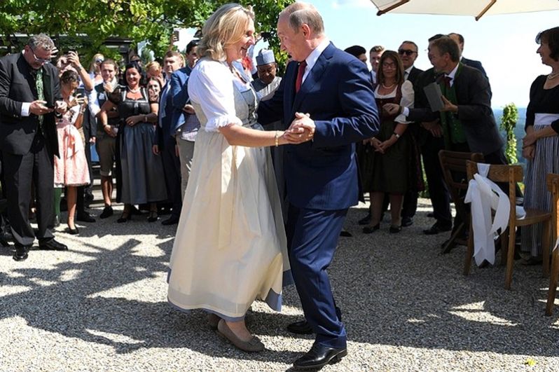 Владимир Путин танцует министром иностранных дел Австрии Карин Кнайсль на ее свадьбе в Гамлице, Австрия, 18 августа 2018 года.