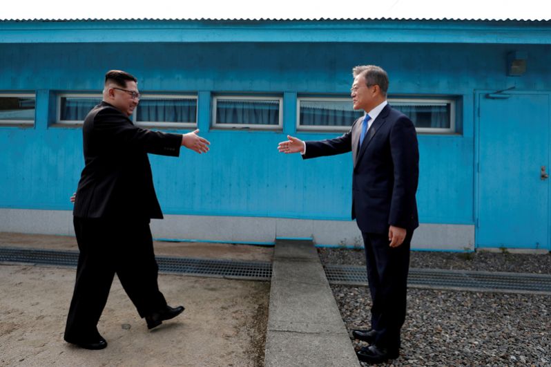Президент Южной Кореи Мун Джэин и лидер Северной Кореи Ким Чен Ын во время исторической встречи в поселке Пханмунджом в демилитаризованной зоне между двумя странами, 27 апреля 2018 года. 