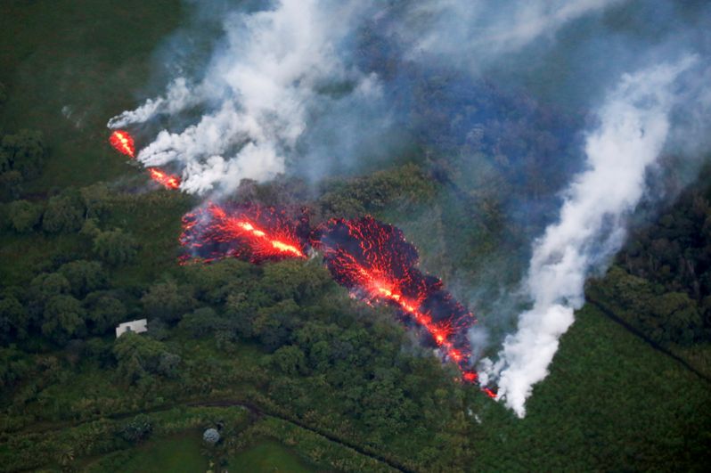 Извержение вулкана Килауэа на Гавайях, США, 13 мая 2018 года. 