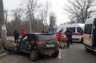 Утром во вторник произошло столкновение грузовика и легкового автомобиля в поселке Алексеево-Дружковка Донецкой области.
