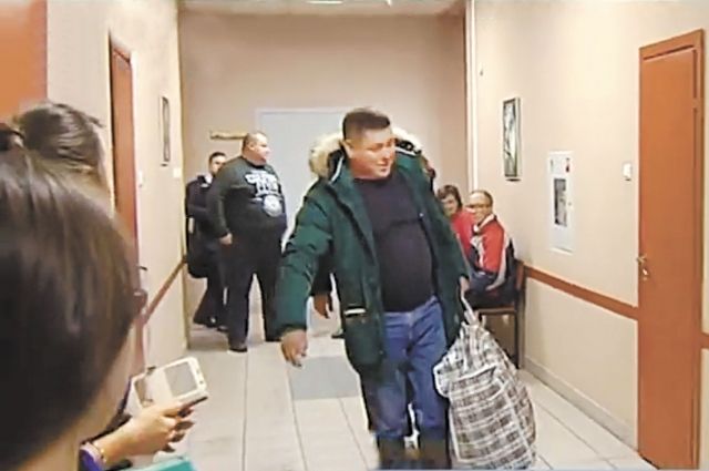 В день оглашения приговора Пётр Пьянков пришёл в суд в валенках и с большой сумкой, где лежали вещи и подарки сокамерникам.