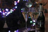 Шампанское в новогоднюю ночь пьют большинство россиян.