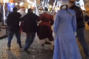 В Одессе два Деда Мороза подрались за место под елкой и жаловались на поборы со стороны Снегурочки